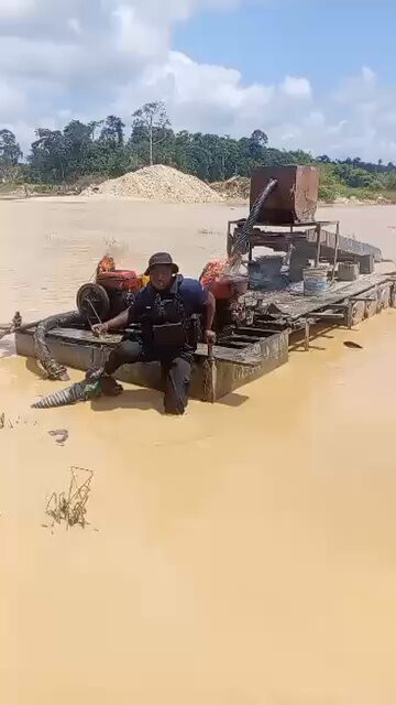 8ETs i3WOA5MxqR8.jpg