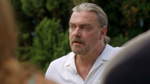 Reef.Break.S01E06.The.Two.OClock.Flight.720p.AMZN.WEB DL.DDP5.1.H.264 NTb.mkv snapshot 07.56.476.jpg