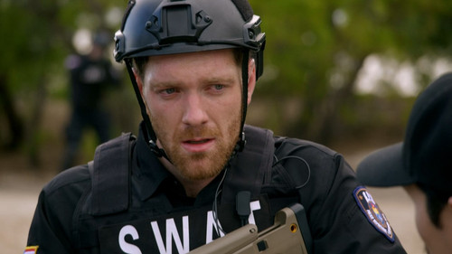 Reef.Break.S01E04.Welcome.to.the.Jungle.720p.AMZN.WEB DL.DDP5.1.H.264 NTb.mkv snapshot 02.00.120.jpg