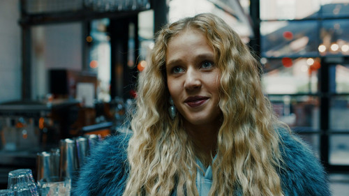 Kamikaze.S01E01.The.Party.is.Over.1080p.HMAX.WEB DL.DD5.1.H.264 KamiKaze.mkv snapshot 18.20.000.jpg