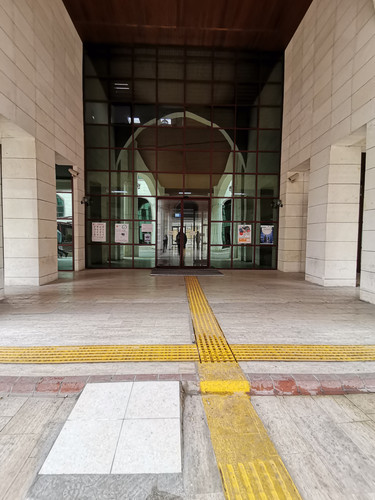 Hersek Binası Orta Giriş.jpg