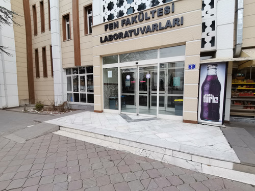 Fen Fakültesi Laboratuvar girişi.jpg