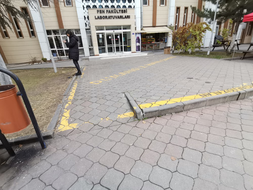 Fen Fakültesi Labortavuar önü rampası.jpg