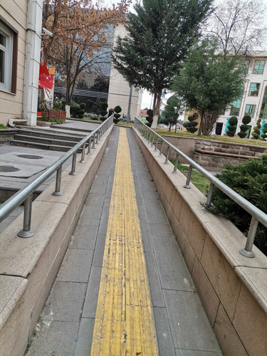F blok Önü Rampa ve merdiven.jpg