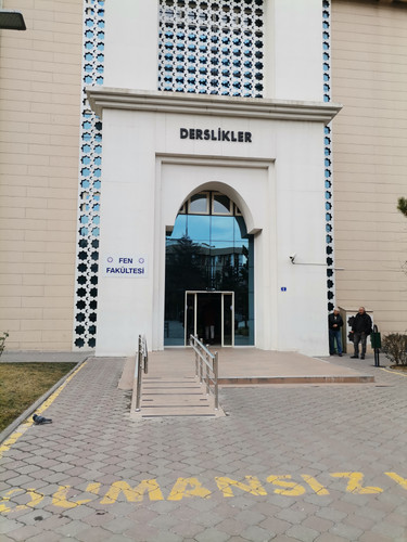 Fen fakültesi Derslikleri.jpg