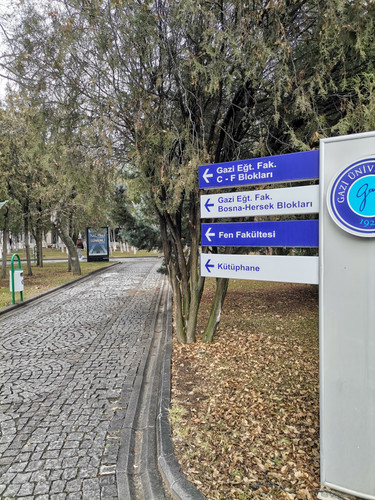 C blok yanı braille eklenebilir tabelalar ve yola sarkan ağaçlar.jpg