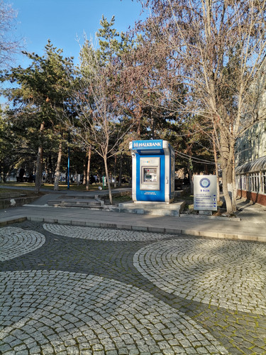 Mediko önü atm ve rampalı merdiven.jpg