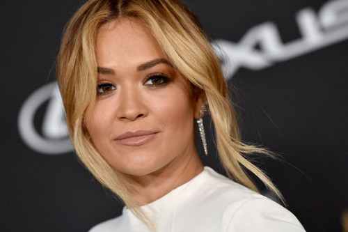 rita ora znow olsnila zmyslowa kreacja w ktorej bylo widac jej sutki gwiazda zalozyla koronkowa sukn.1