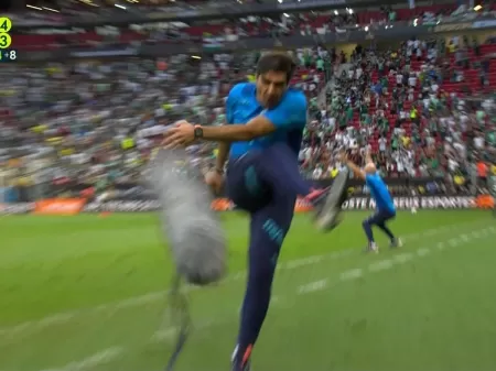 abel ferreira chuta microfone em palmeiras x flamengo pela supercopa do brasil 1674941917125 v2 450x.webp