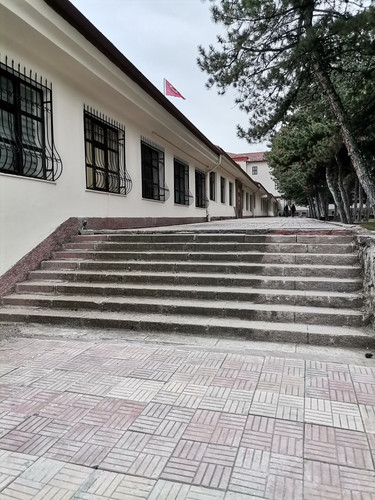 Teknoloji A blok Orta bahçe sol merdiven.jpg