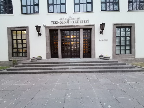 Teknoloji A dekanlık kapısı.jpg