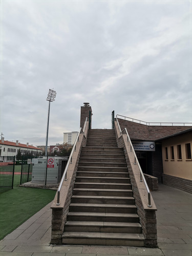 Futbol sahası girişi.jpg