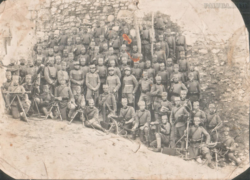 Oficiri i vojnici Srpske vojske mitraljeski vod cca 1914.jpg