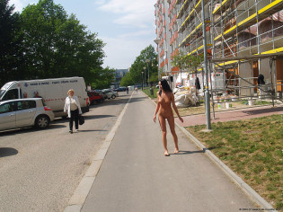 lusciousnet lusciousnet gwenc nude in public 05 052 786297461.315x0.jpg