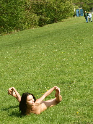 lusciousnet lusciousnet gwenc nude in public 05 181 1292176775.315x0.jpg