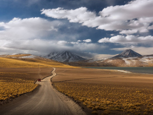 Deserts way through the Atacama Desert in Chile Desktop Wallpaper full screen 1920x1440.jpg