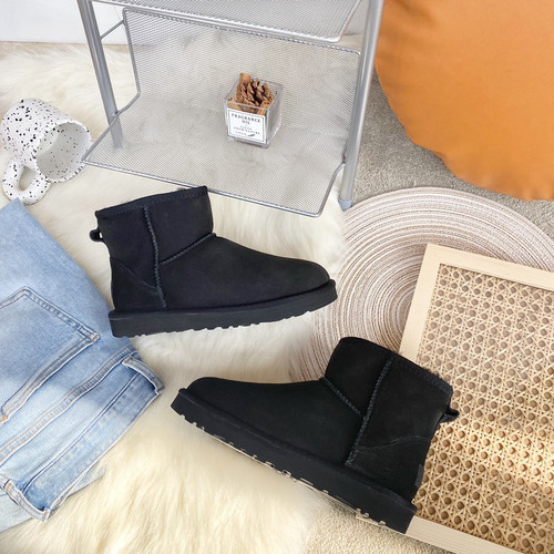UGG Classic Mini II black 5854.jpg