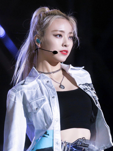 Itzy Yuna 191019 (3).jpg