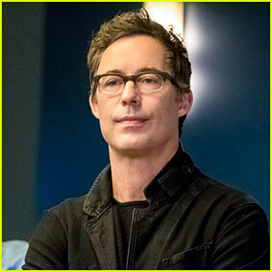 harrison wells will be detective in the flash season 5.jpg