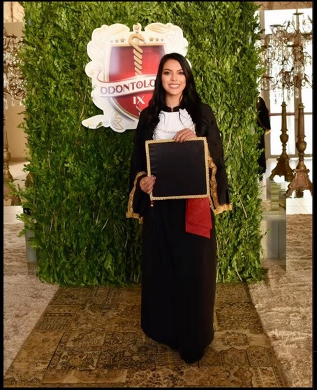 PUTA COM DIPLOMA.jpg