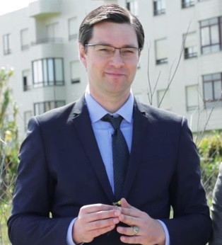 idiota populista.jpg