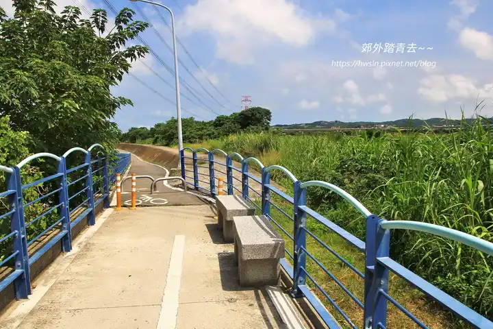 南崁溪自行車道過長興橋北是堤防改建而成的簡易車道