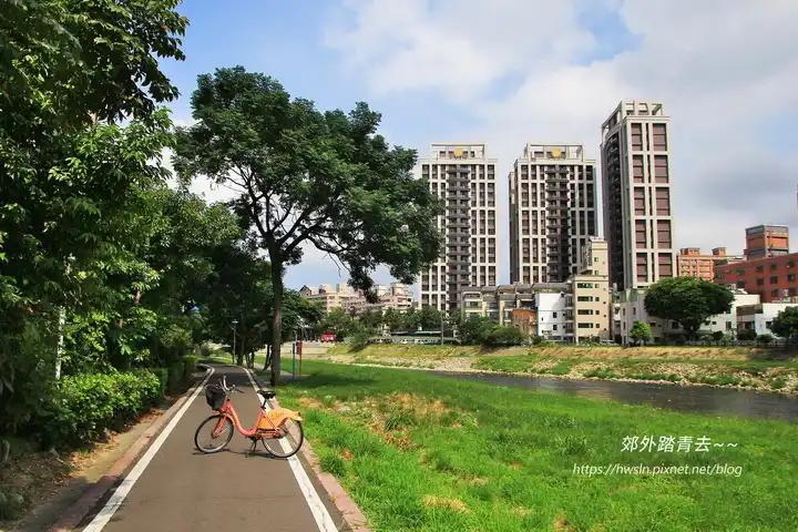榮興橋與南崁大橋之間的兩岸河濱都有自行車道