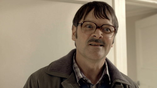 Friday.Night.Dinner.S01E01.The.Sofabed.1080p.AMZN.WEB DL.DDP2.0.H.264 pawel2006 00.09.30.png