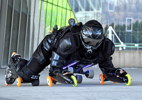 Screenshot 2023 04 27 at 23 51 54 riderman a l echauffement sur l esplanade du musee des confluences.png