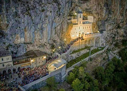 manastir ostrog vjernici 1.jpg