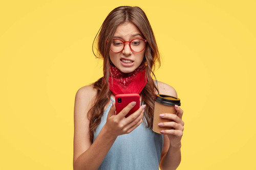 mulher com celular na mao 26042023091737229.jpg