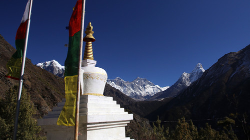 the first summit to the right of the Stupa is Everest 8848m.jpg