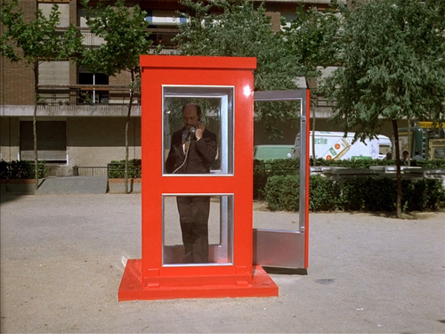 La%20Cabina%20AKA%20The%20Telephone%20Box%20%5B1972%5D.1080p.WEB DL.AAC2.0.H264 00.04.55.png