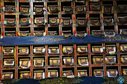 The library of prayers at Khumjumg monastery.jpg