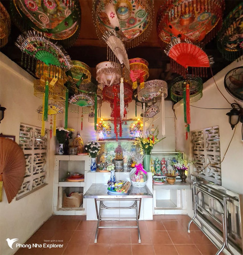 ben trong mieu ngu hanh mieu nam co con dao.jpg