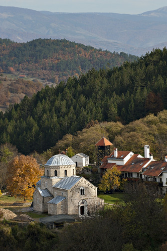 Manastir sa severozapadne strane sa brda u jesen.jpg