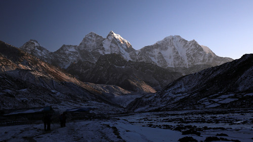 Sunrise in the Pheriche Valley looking SE.jpg