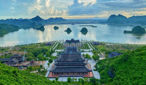 kinh nghiem du lich chua tam chuc ninh binh day du nhat 202203270201047132.jpg