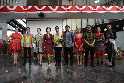 Foto Hari Batik Fashion Show.jpg
