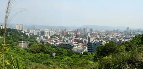 00004 奇岩山稜線俯瞰北投石牌地區.webp