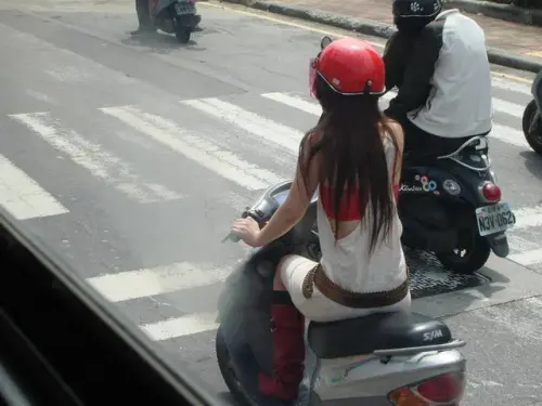 00002 坐在往芎林的公車上邊.webp