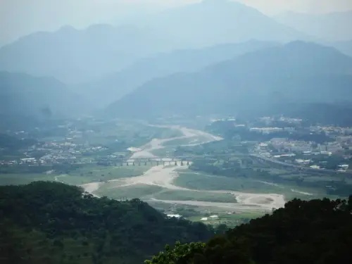 00012 石壁潭山眺望內灣線.webp