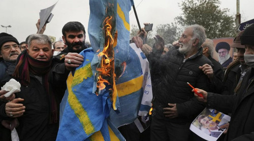 dunyanin en geri insanlari dunyanin en ileri halkinin bayragini yakiyor 1.jpg