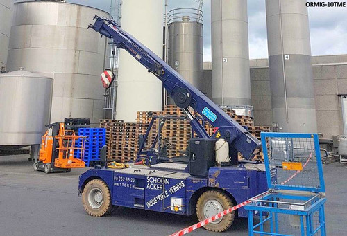 Lossen en binnen plaatsen in een gebouw van een tank.jpg