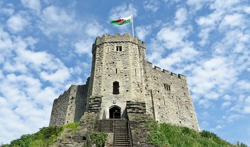 cardiff castle gd085be490 640 cropped