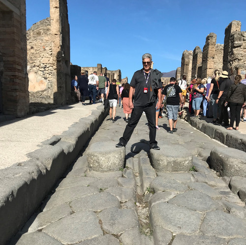 Roads of Pompeii with chariot tracks.jpg