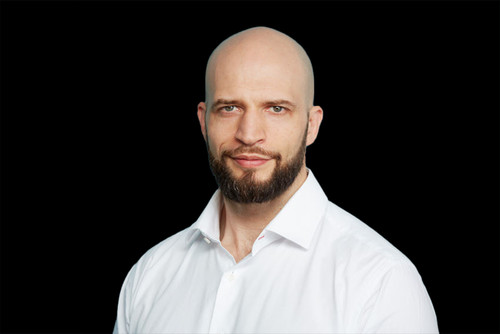 Stefan Zinke Profile Pic Black@2x.jpg