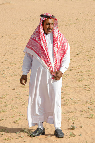 Hombre+con+pañuelo+palestino+y+agal+en+los+desiertos+de+Jordania.+Hatta,+gutra,+shemagh+y+otros+nomb.jpg