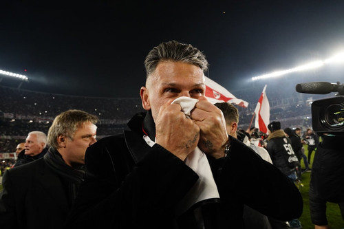 amor por la camiseta demichelis fRCjmH3J5 0x750 1.jpg