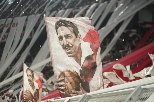 los hinchas muestran banderas con Z3kYFJ58b 0x750 1.jpg